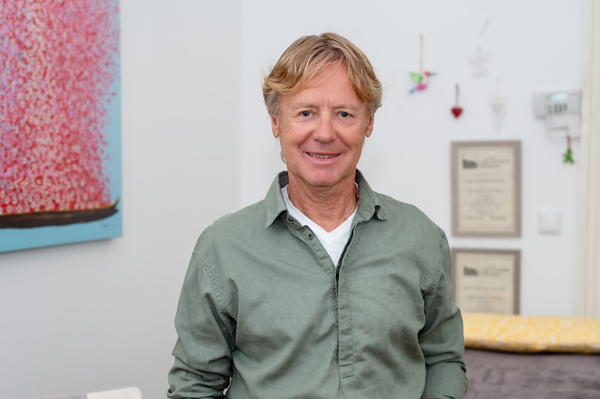Manfred Helmer in seiner Praxis